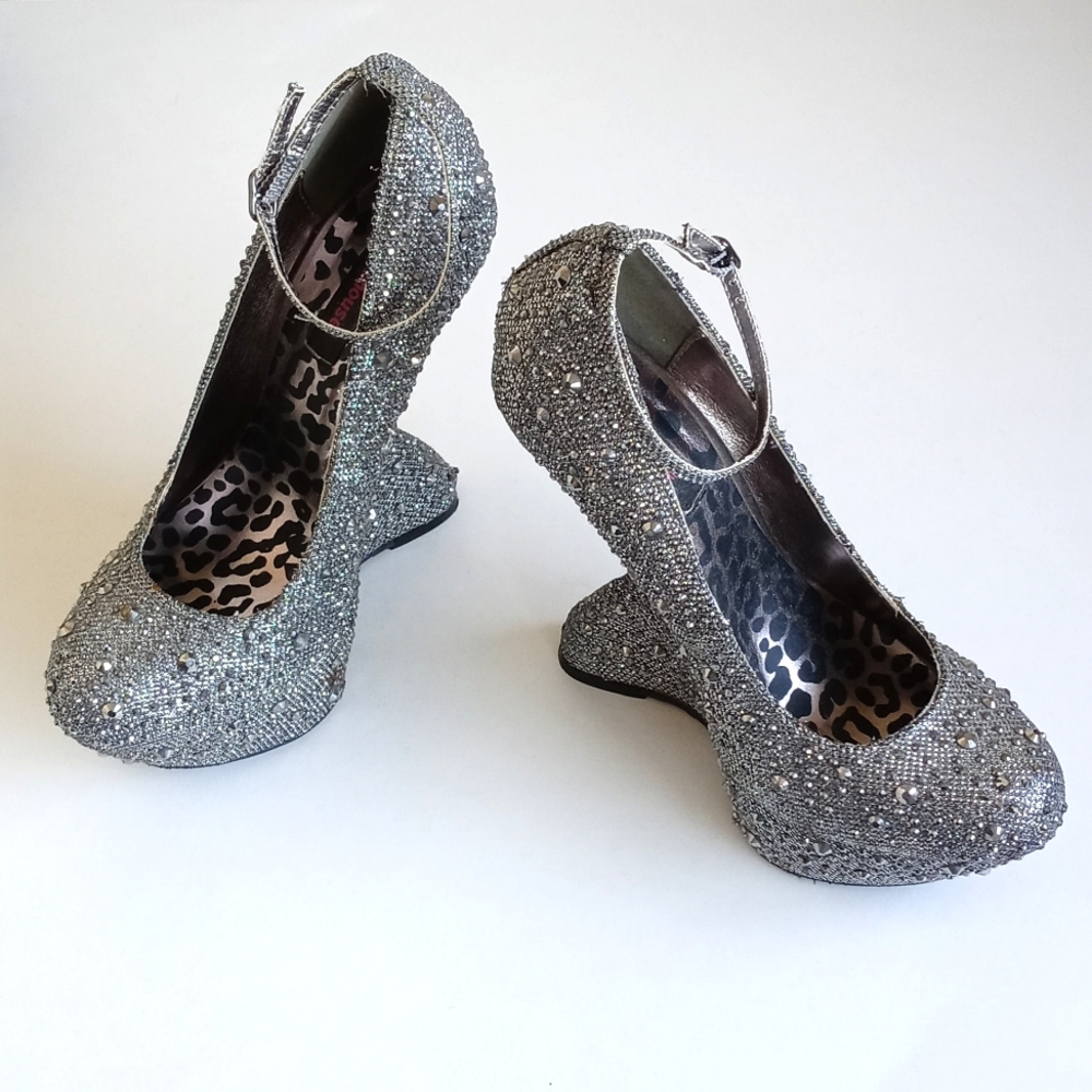 Rare Vintage Dollhouse Women’s Glam Silver Metallic Studded 6” Platform Shoes 8